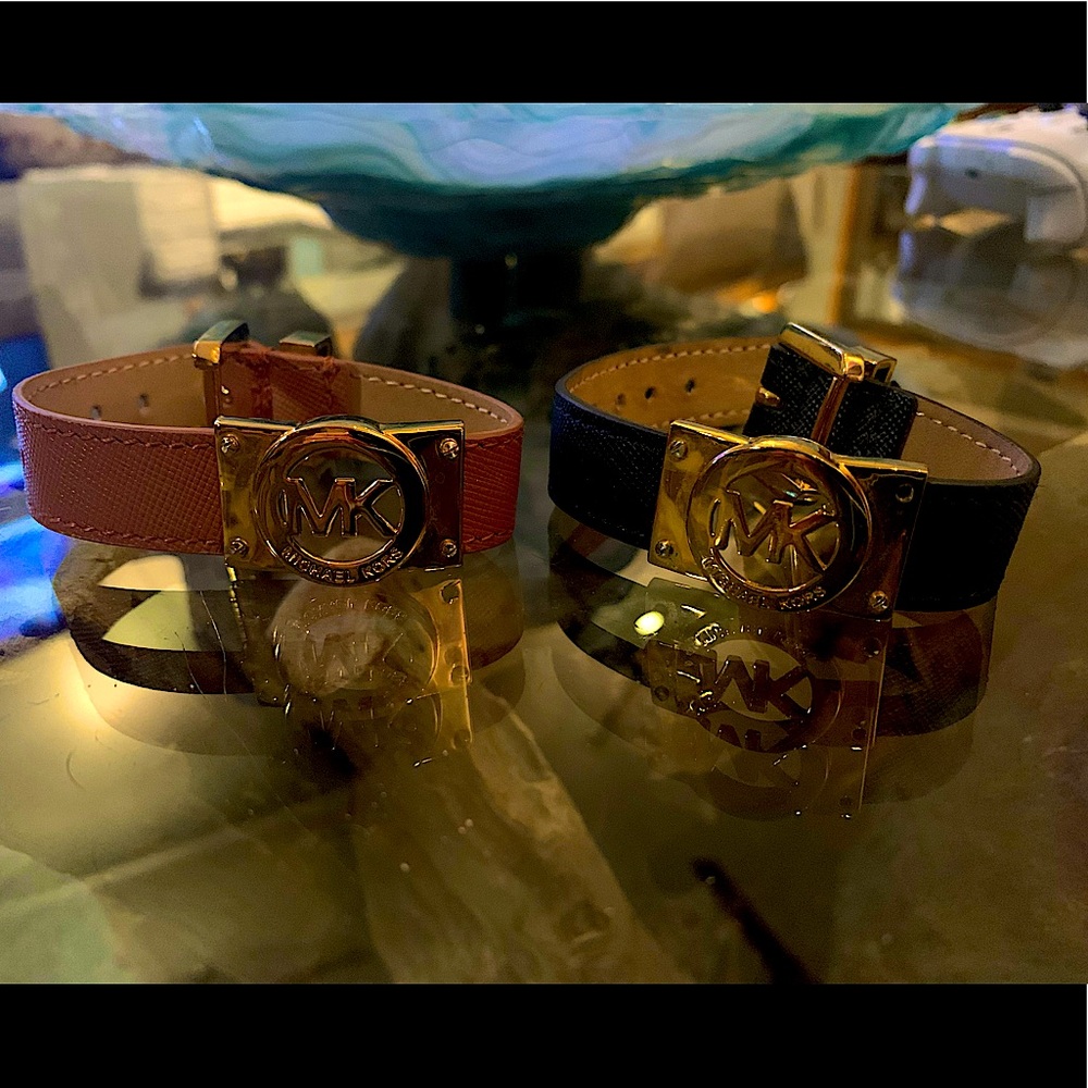 🛑SOLD🛑 Michael Kors Leather bracelet with gold accent